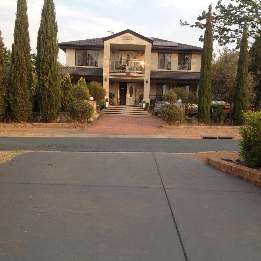 A Home Away From Home Canberra Exterior photo